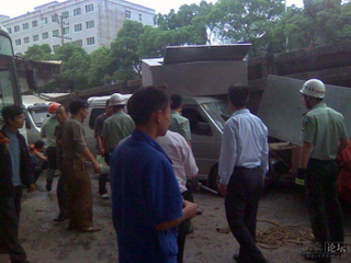 Illustration for article titled Chinese Bridge Collapse Kills Nine, Incites Local Outrage